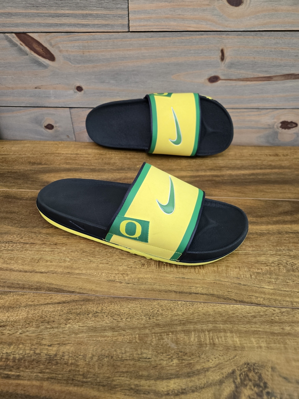 NIKE Oregon Ducks Men Size 12 Yellow/Green Team Logo Offcourt Slide Sandals 2024